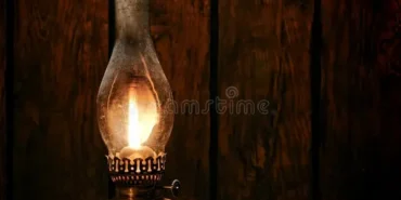 humo-de-la-lámpara-de-la-linterna-del-aceite-del-keroseno-en-granero-viejo-del-rancho-38639880