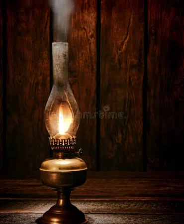 humo-de-la-lámpara-de-la-linterna-del-aceite-del-keroseno-en-granero-viejo-del-rancho-38639880